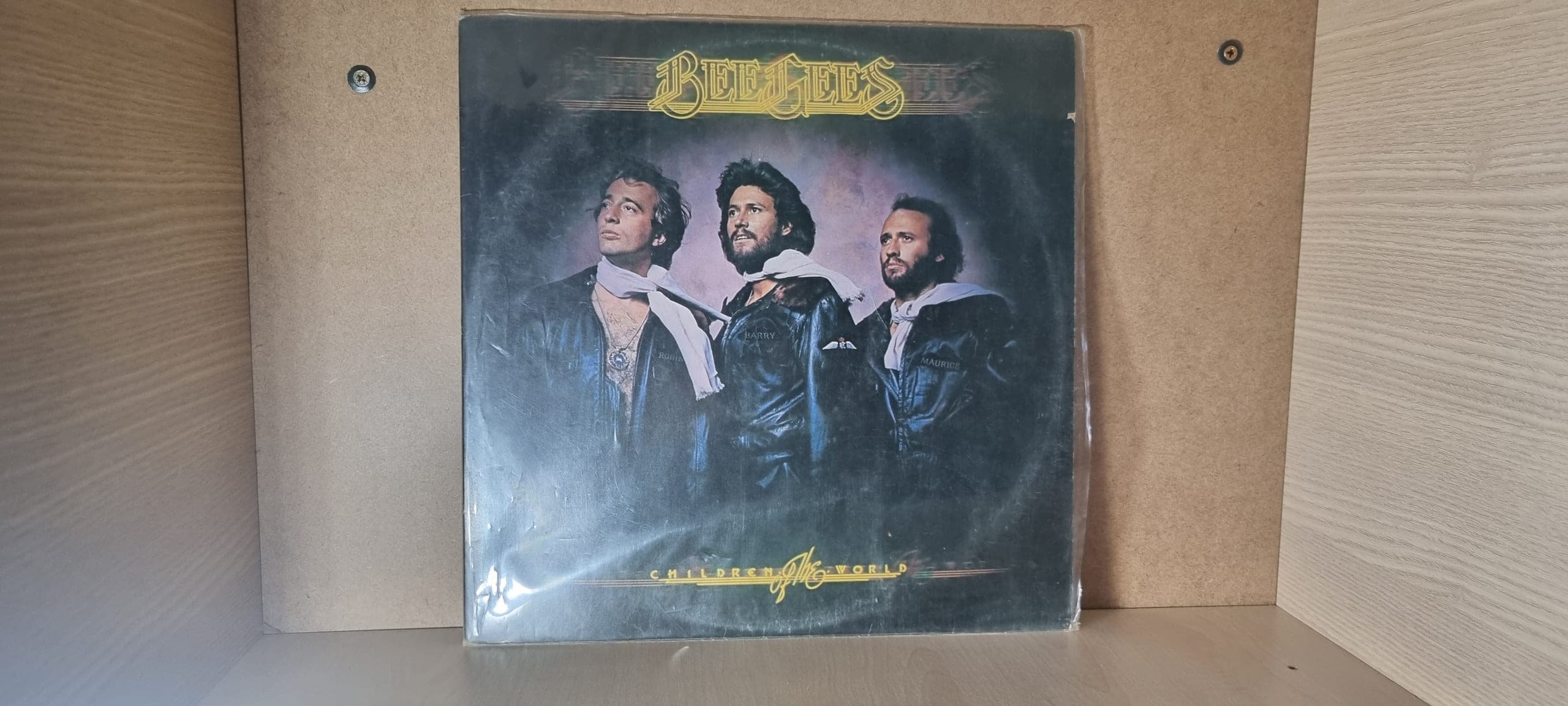 Etiqueta central de BEE GEES — CHILDREN OF THE WORLD