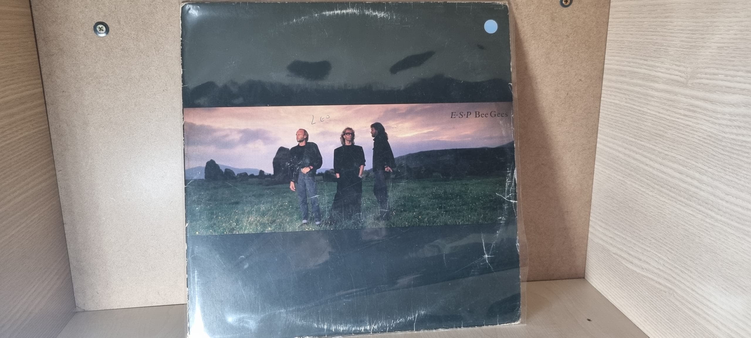 Etiqueta central de BEE GEES — E.S.P