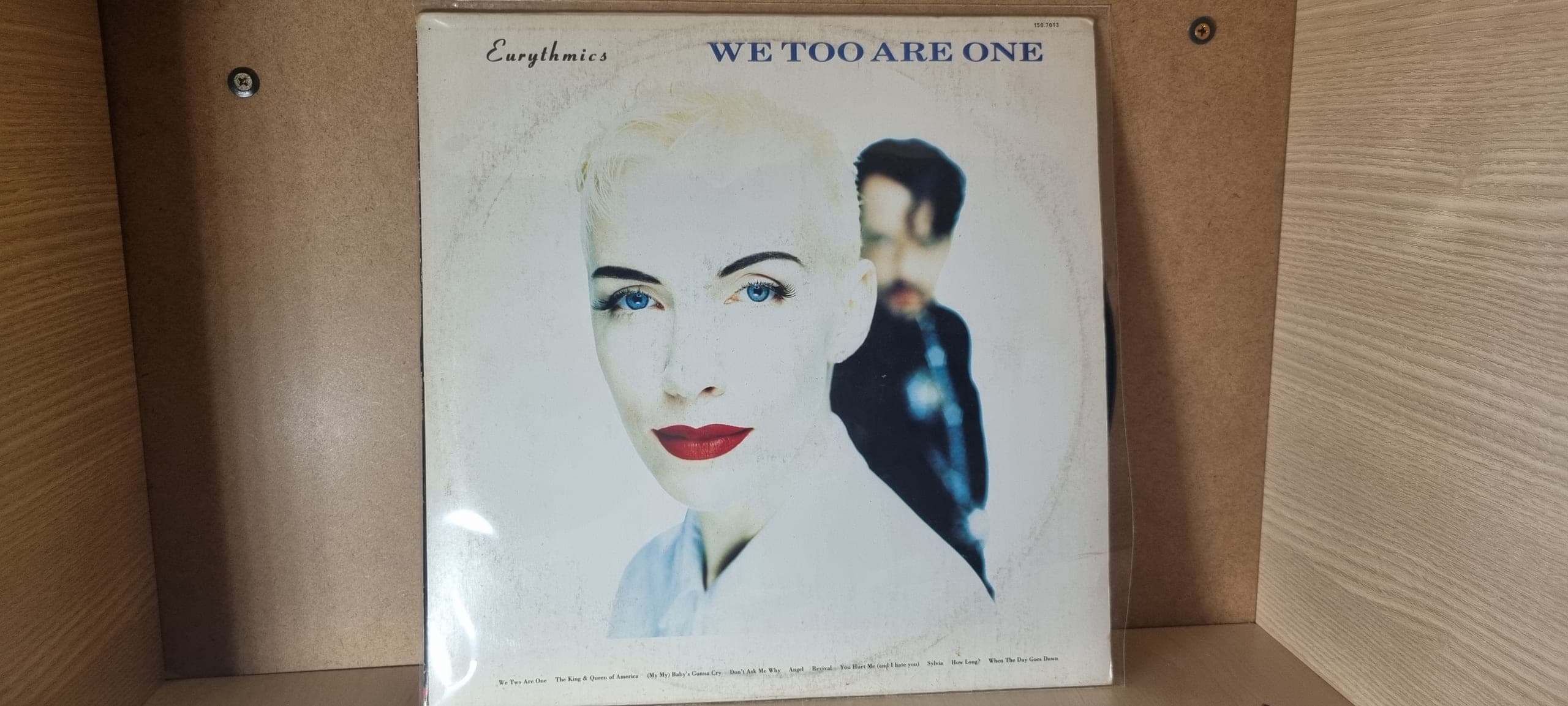 Etiqueta central de Eurythmics — WE TOO ARE ONE