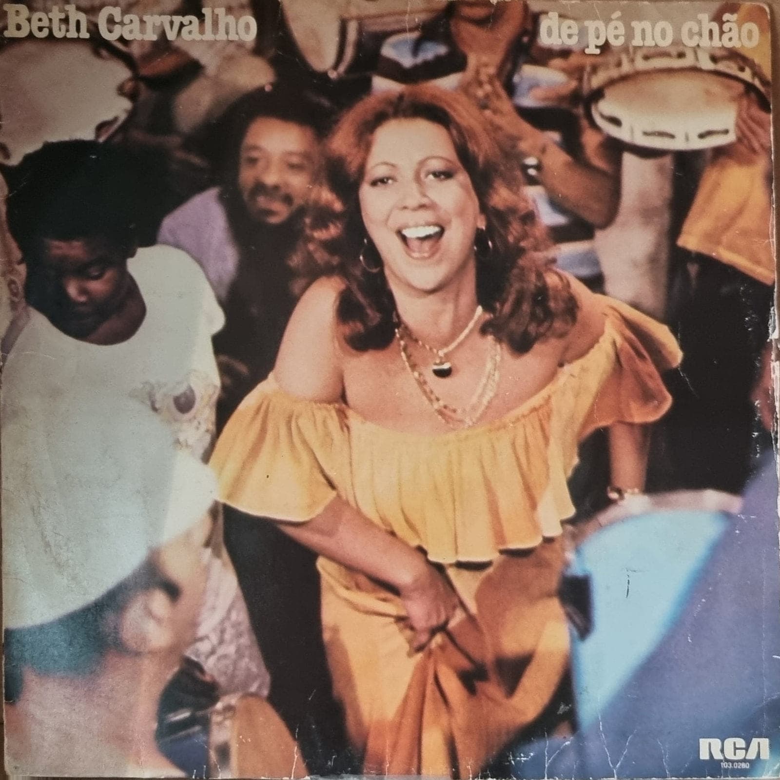 Etiqueta central de BETH CARVALHO — DE PÉ NO CHÃO