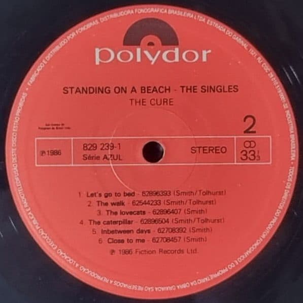 Etiqueta central de THE CURE — STANDING ON A BEACH - THE SINGLES