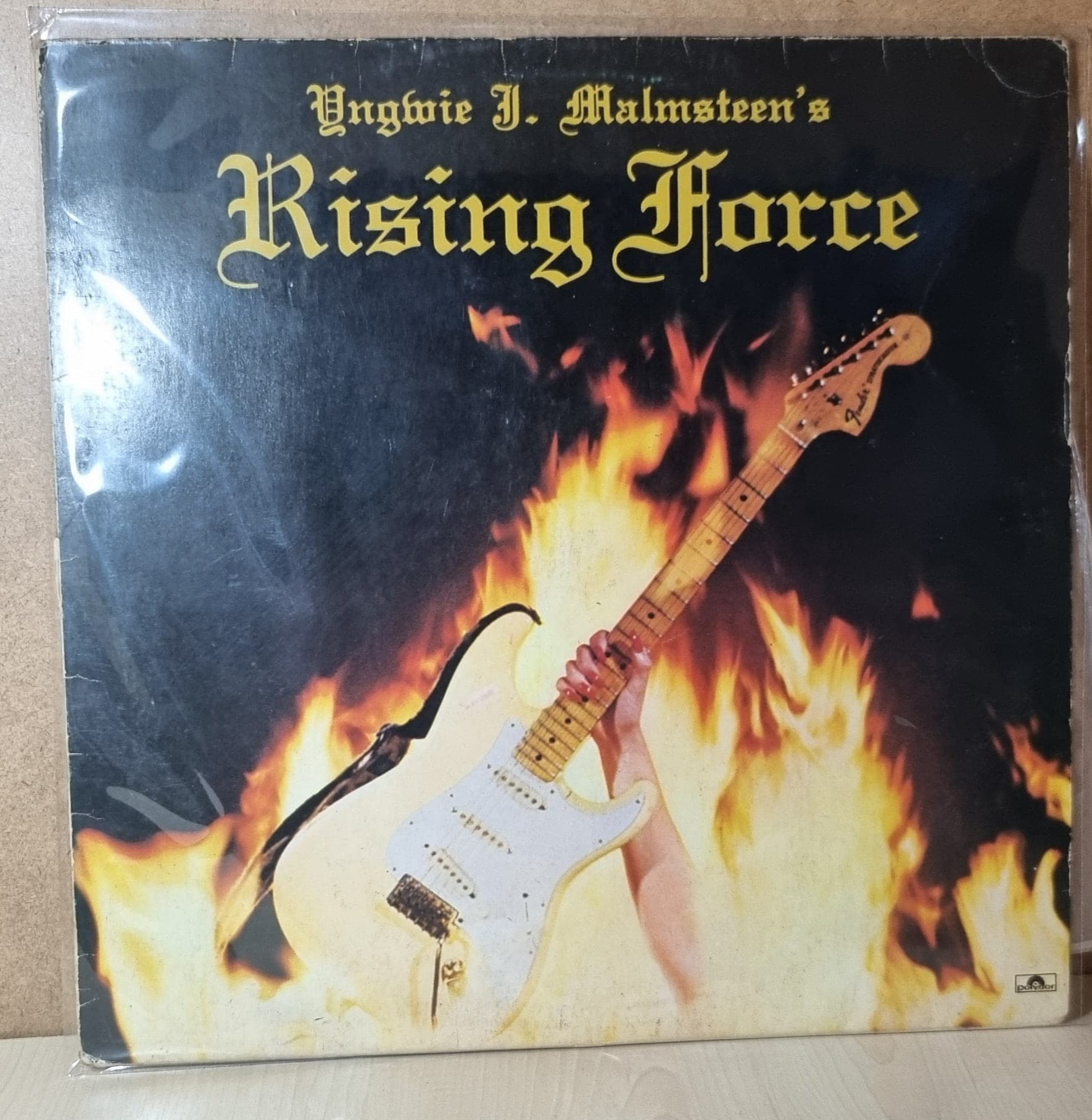 Etiqueta central de YNGWIE MALMSTEEN — RISING FORCE