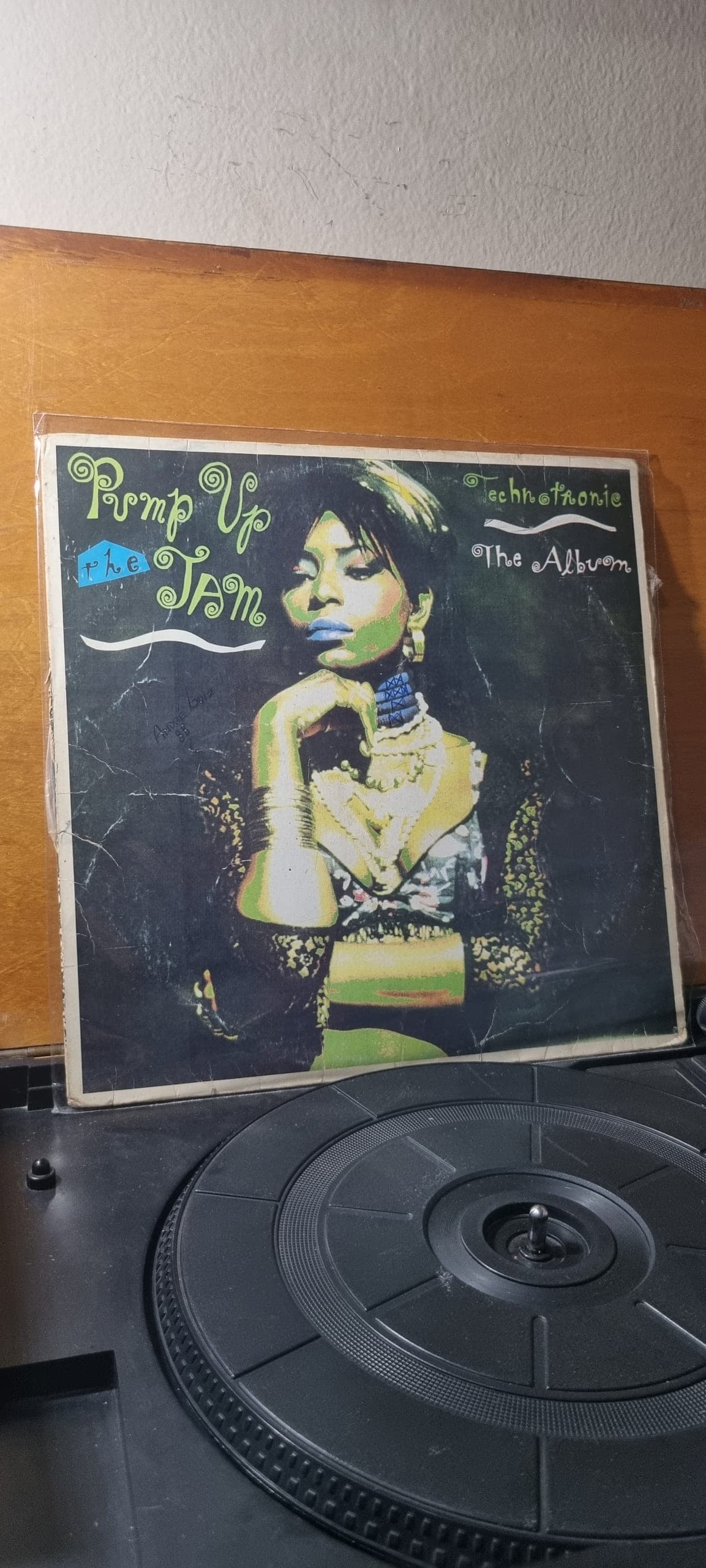 Etiqueta central de TECHNOTRONIC — PUMP UP THE JAM