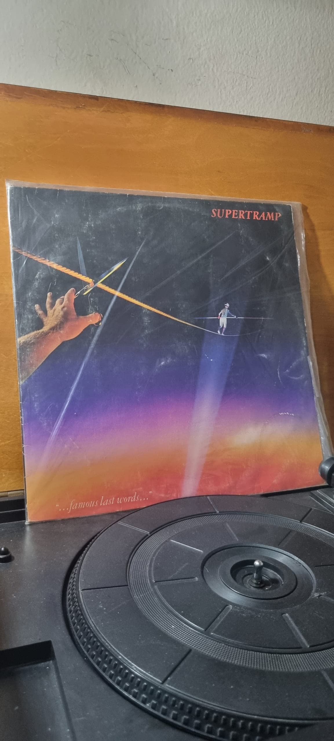 Etiqueta central de SUPERTRAMP — ...famous last words...