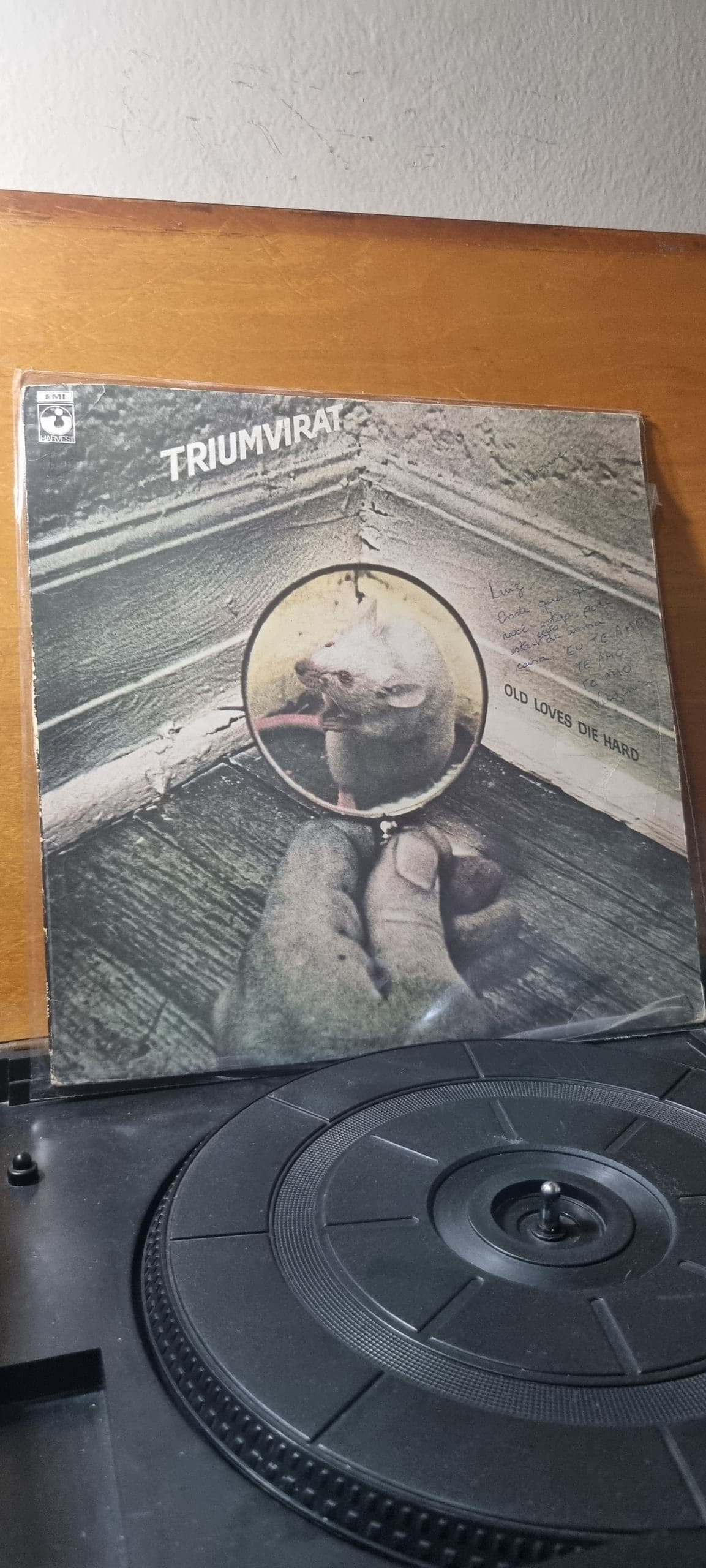 Etiqueta central de TRIUMVIRAT — OLD LOVES DIE HARD