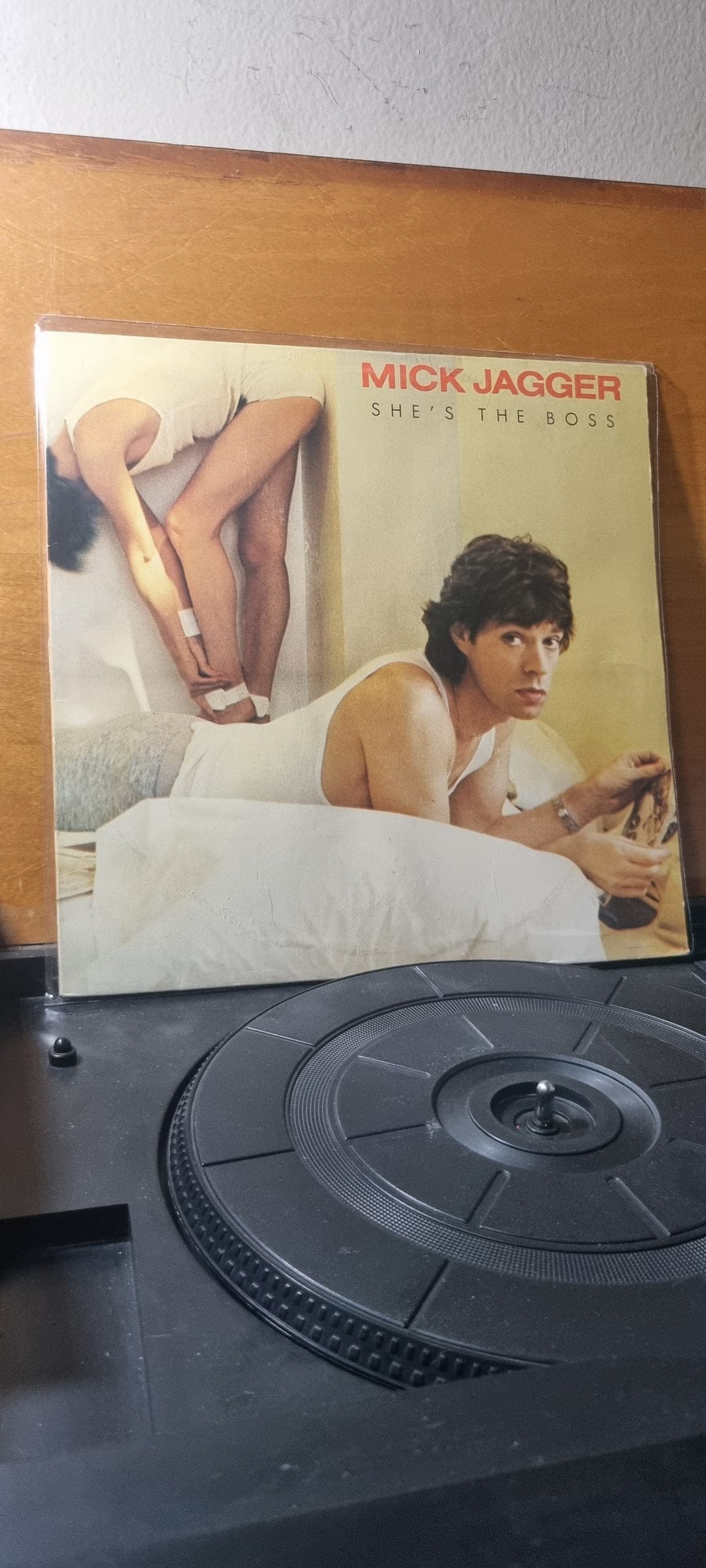 Etiqueta central de MICK JAGGER — SHE'S THE BOSS