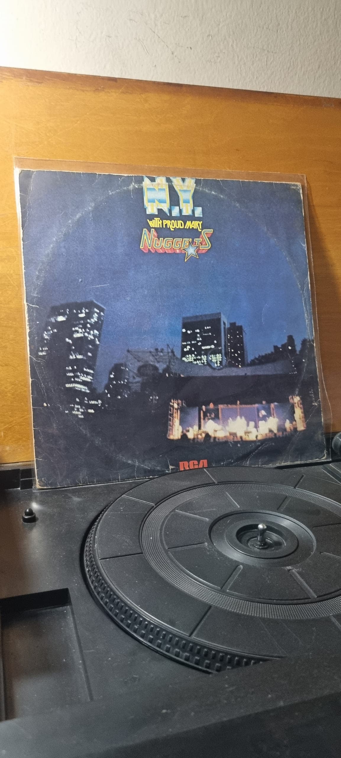 Etiqueta central de NUGGETS — N. Y. WITH PROUD MARY