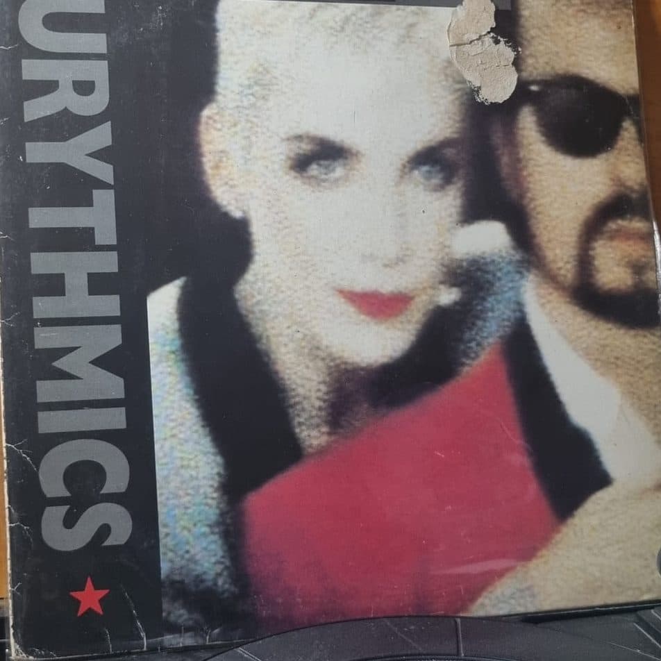 Capa de GREATEST HITS, de EURYTHMICS