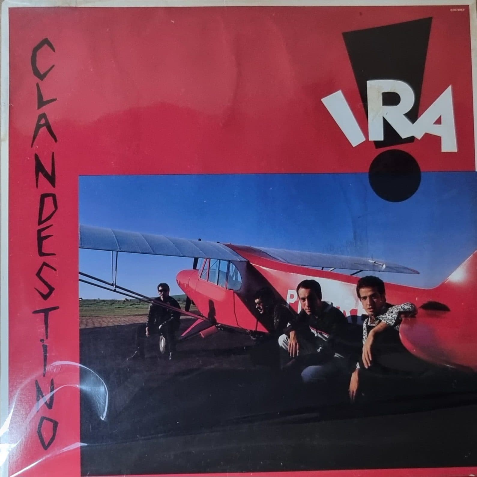 Capa de CLANDESTINO, de Ira!