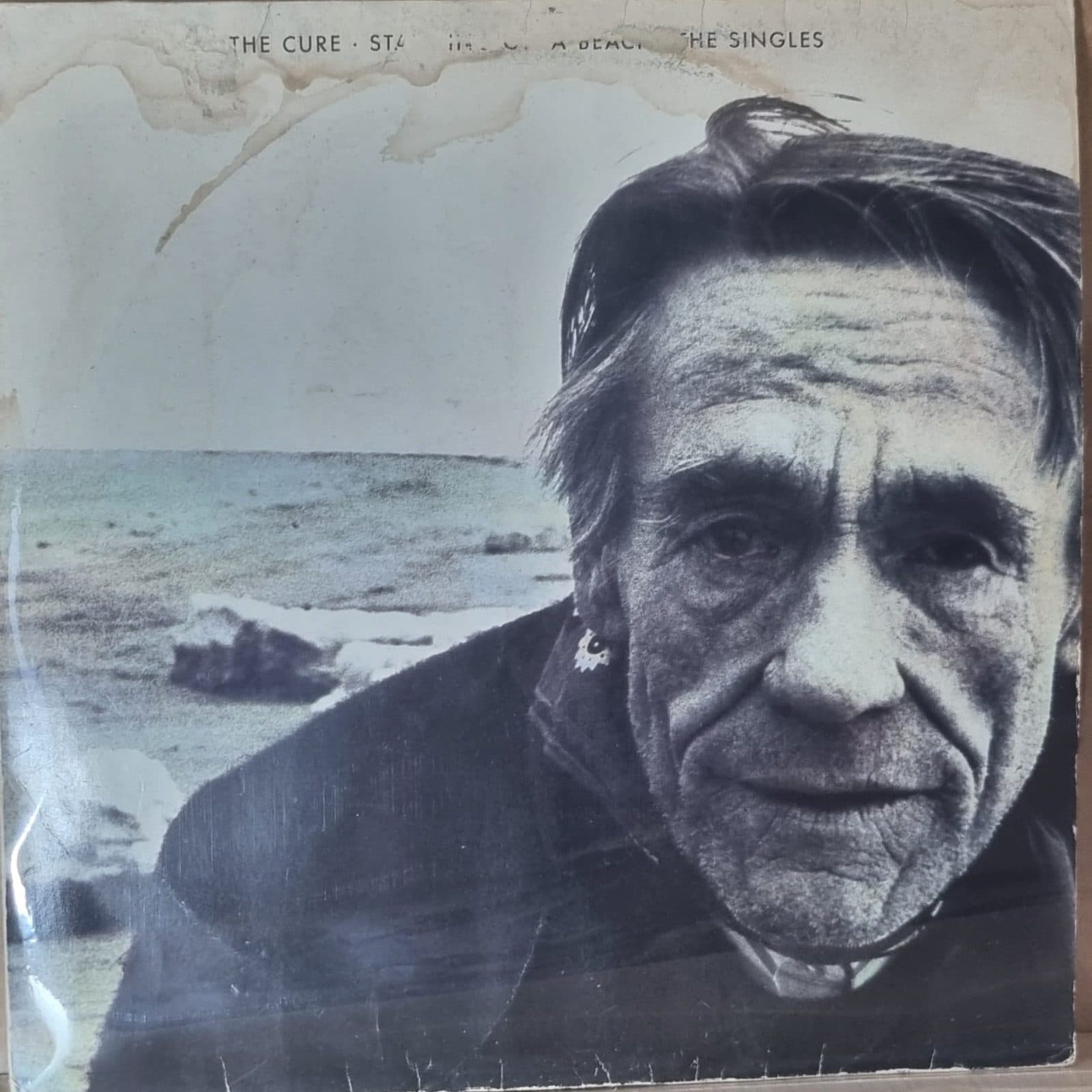 Capa de STANDING ON A BEACH - THE SINGLES, de THE CURE