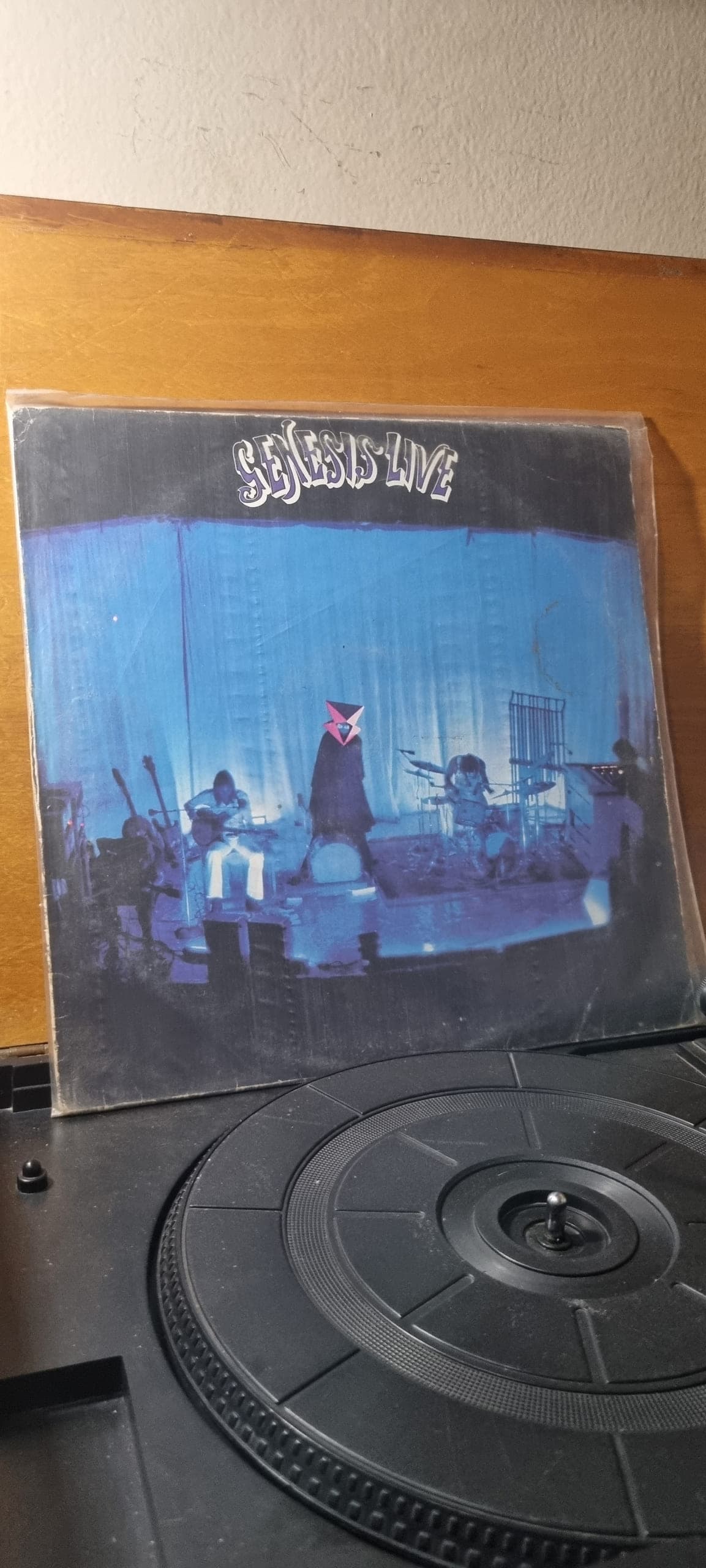 Etiqueta central de Genesis — Genesis Live
